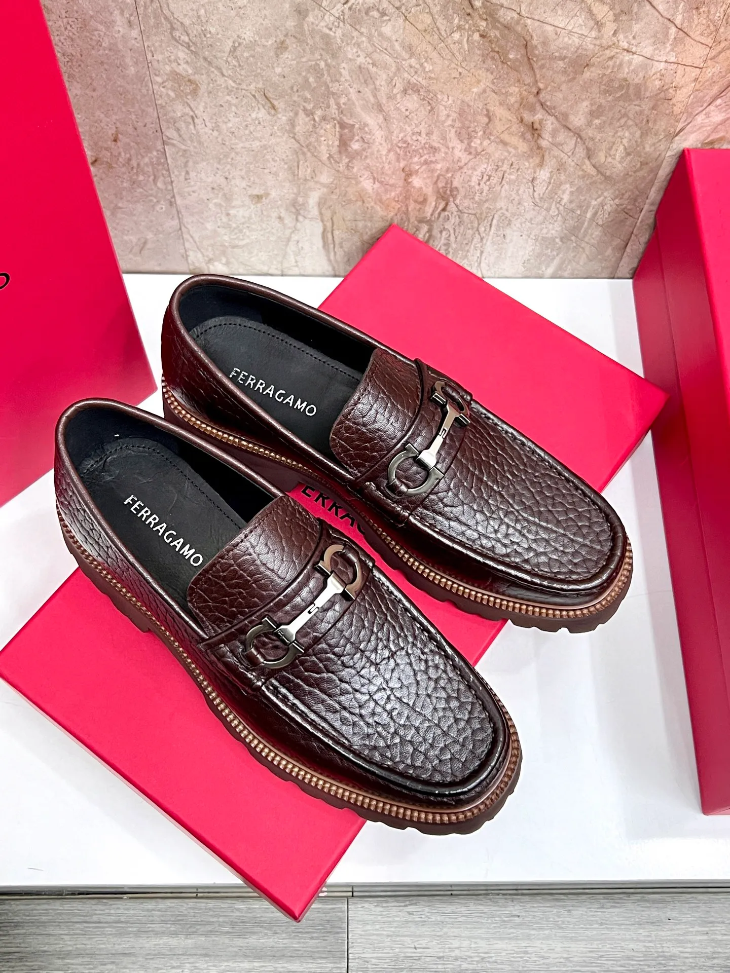 Original quality P580 Brand: Ferragamo Standard size: Men's size 38/44 (45.46 can be customized) Grade: Same style as the official website High-quality men's shoes Material: Customized first-layer calfskin with water-dyed cowhide lining Cowhide tiptoe Original non-slip and wear-resistant rubber outsole Style category: Men's formal business leather shoes are young and fashionable European and American trends British style Casual matching and comfortable feet Color: actual picture
